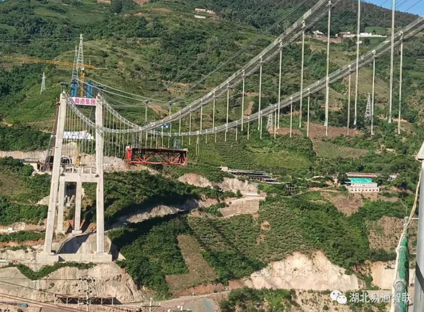 服務(wù)四川路橋 | 兩個(gè)在建特大橋纜索吊首吊成功！